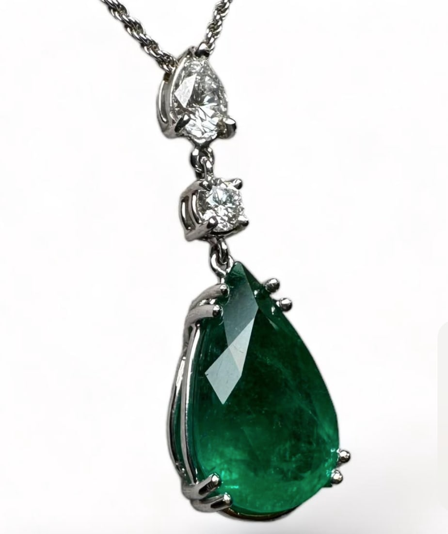 Luxury GRS Certified 8.00ct Genuine Colombian Emerald set on 18k Solid Gold Necklace Pendant with: For your Gala or special occasions Luxury GRS Certified 8.00ct Genuine Colombian Emerald set on 18k Solid Gold Necklace Pendant with 0.76ct Natural Diamonds Enjoy this elegant Colombian Emerald Pendan