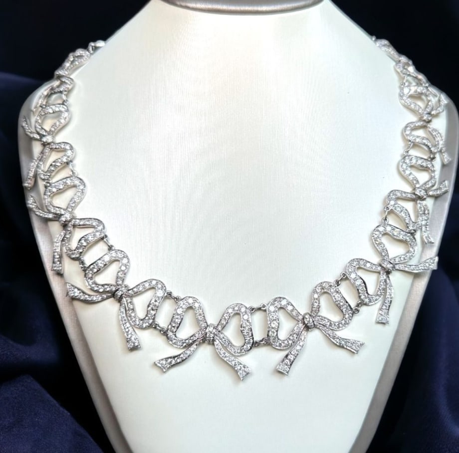 Aristocratic Art Deco 21ct Diamond 18k white solid gold 80gr Necklace: Aristocratic Art Deco 21ct Diamond 18k white solid gold 80gr Necklace Includes 14 ?Ribbons? with 1.50ct diamonds each Plus other diamonds on the clasp Each diamond sizes in the range 0.02-0.04ct H col