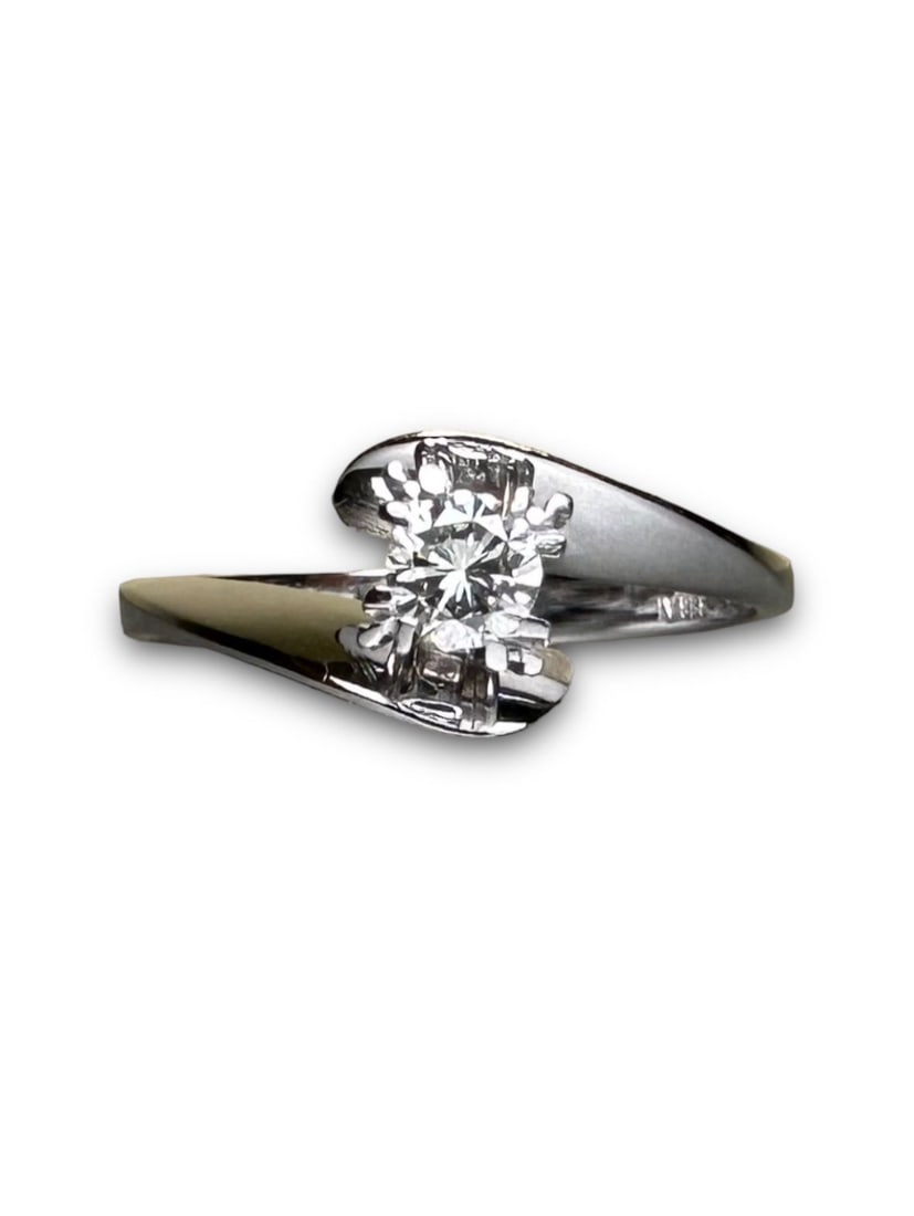 Elegant 0.20ct Solitaire Diamond Ring set on 18k Solid Gold: Elegant 0.20ct Solitaire Diamond Ring set on 18k Solid Gold 0,20ct exquisite F/VVS Diamond made in Italy size: US 7 weight: 3.9gr SKU: 0,20/D Our company's certification is available for free, upon re