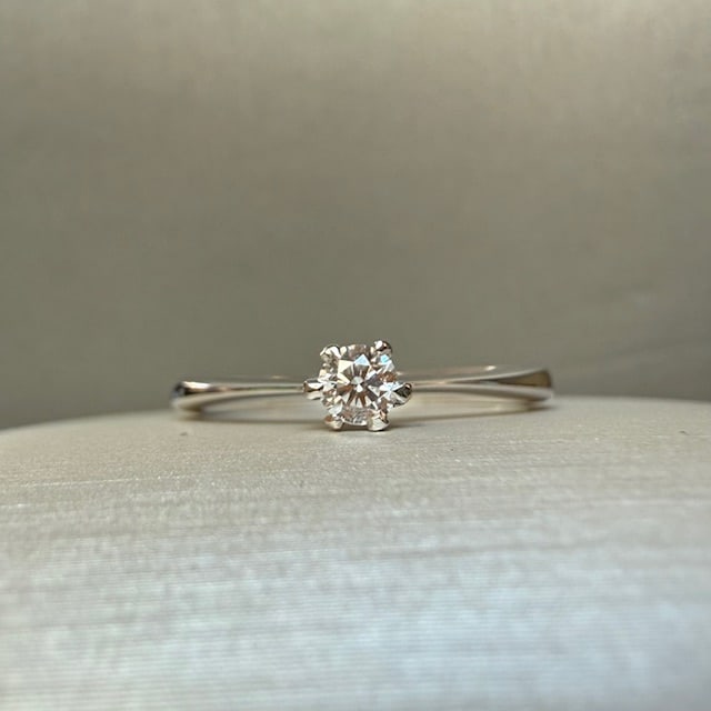 Elegant and Classic 0.15ct Diamond Solitaire Ring set on 18k Solid Gold: Elegant and Classic 0.15ct Diamond Solitaire Ring set on 18k Solid Gold 0,15ct exquisite F/VVS Diamond made in Italy size: US 7 weight: 2.5gr SKU: 0,15/D Our company's ce