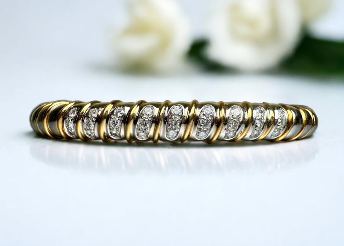 Exquisite 18k W/Y solid gold Bangle with Diamonds Handcrafted in Italy: Exquisite 18k W/Y solid gold Bangle with 0.27ct Natural Diamonds Handcrafted in Italy and set on 43.8gr 18k solid Gold Weight: 43,8 gr Weight: 43,8 gr Diamonds: 27 rounds weighing 0,27ct Cut : round C