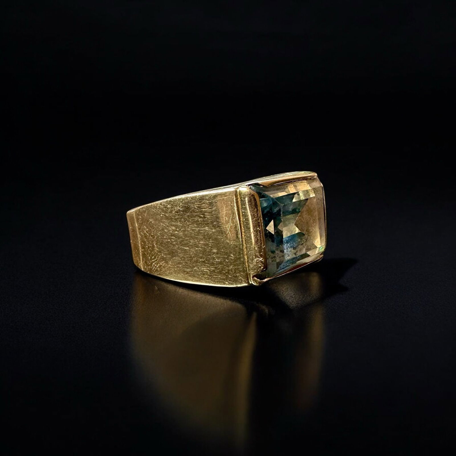 Wonderful Aquamarine Ring set on 11.7gr of 18k Solid Gold: Wonderful Aquamarine Ring set on 11.7gr of 18k Solid Gold AQ: size 16,5 x 12,5 x 8,7mm US 9,5 weight: 11.7gr SKU: 104p Our company's certification is available for free, upon request
