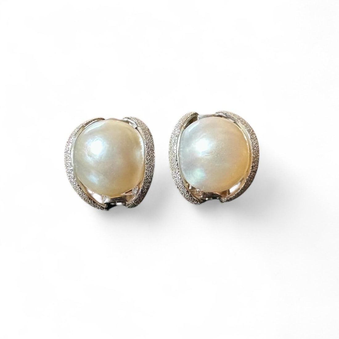 Super elegant 18k W solid gold Earrings with Pearls and shards of Diamonds: Super elegant 18k W solid gold Earrings with Pearls and shards of Diamonds Made in Italy jewelry 90' Pearls diam: 15mm Weight: 12.1gr SKU: 109p Our company's certification is available for free, upon 