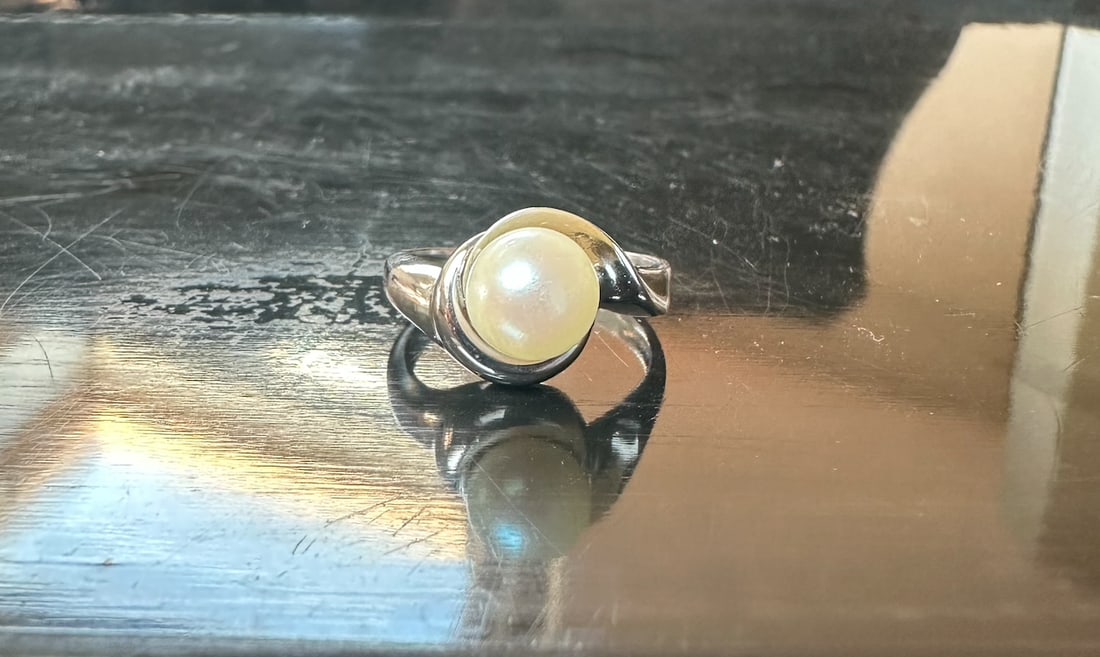 Charming 6.4gr 18k solid gold ring with natural Pearl: Charming 6.4gr 18k solid gold ring with natural Pearl Pearl: mm 8.2 US 8,5 SKU: 115 weight: 6.4 Our company's certification is available for free, upon request