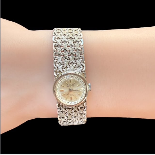 60's Charming Berna de Luxe 18k solid gold Ladies' jewel Swiss wristwatch: 60's Berna de Luxe 17 Rubis Incabloc 18k solid gold Ladies' jewel wristwatch Weight: 36gr. 18k solid gold The watch comes as you can see thru the pictures Case: 17x17mm - crown not included Perfectly 