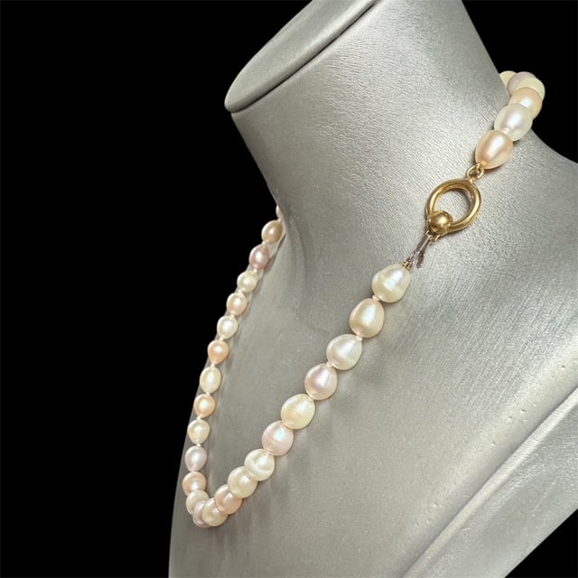 Elegant and Impressive 18k solid W/Y Gold Important Clasp with Natural white and rose Pearls: Elegant and Impressive 18k solid W/Y Gold Important Clasp with Natural white and rose Pearls Necklace Average pearl measures mm10x8 Made in Italy WEIGHT: 35gr SKU: 50/20C