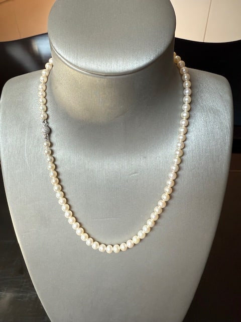 Beautiful 18k solid W Gold Clasp and Natural white Pearls Necklace: Beautiful 18k solid W Gold Clasp and Natural white Pearls Necklace Average Diameter mm 5.5 Length 8 in SKU: 77/20