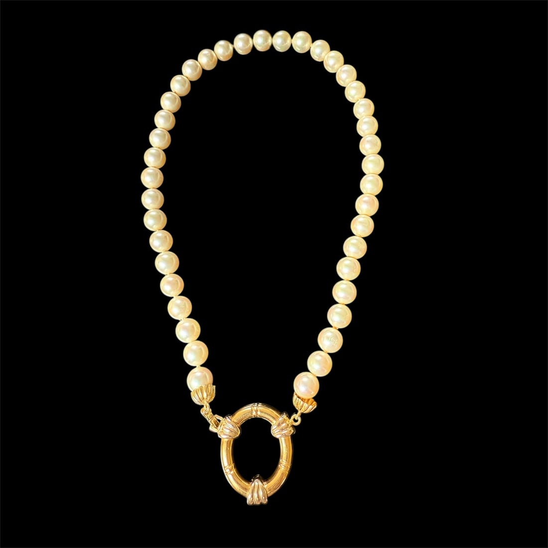 Wonderful 18k solid Y gold Giant clasp and Cultured Pearls Necklace: Wonderful 18k solid Y gold Giant clasp and Cultured Pearls Necklace Average pearl sizes 10.3mm Length = aprox 9,5'' SKU: 120