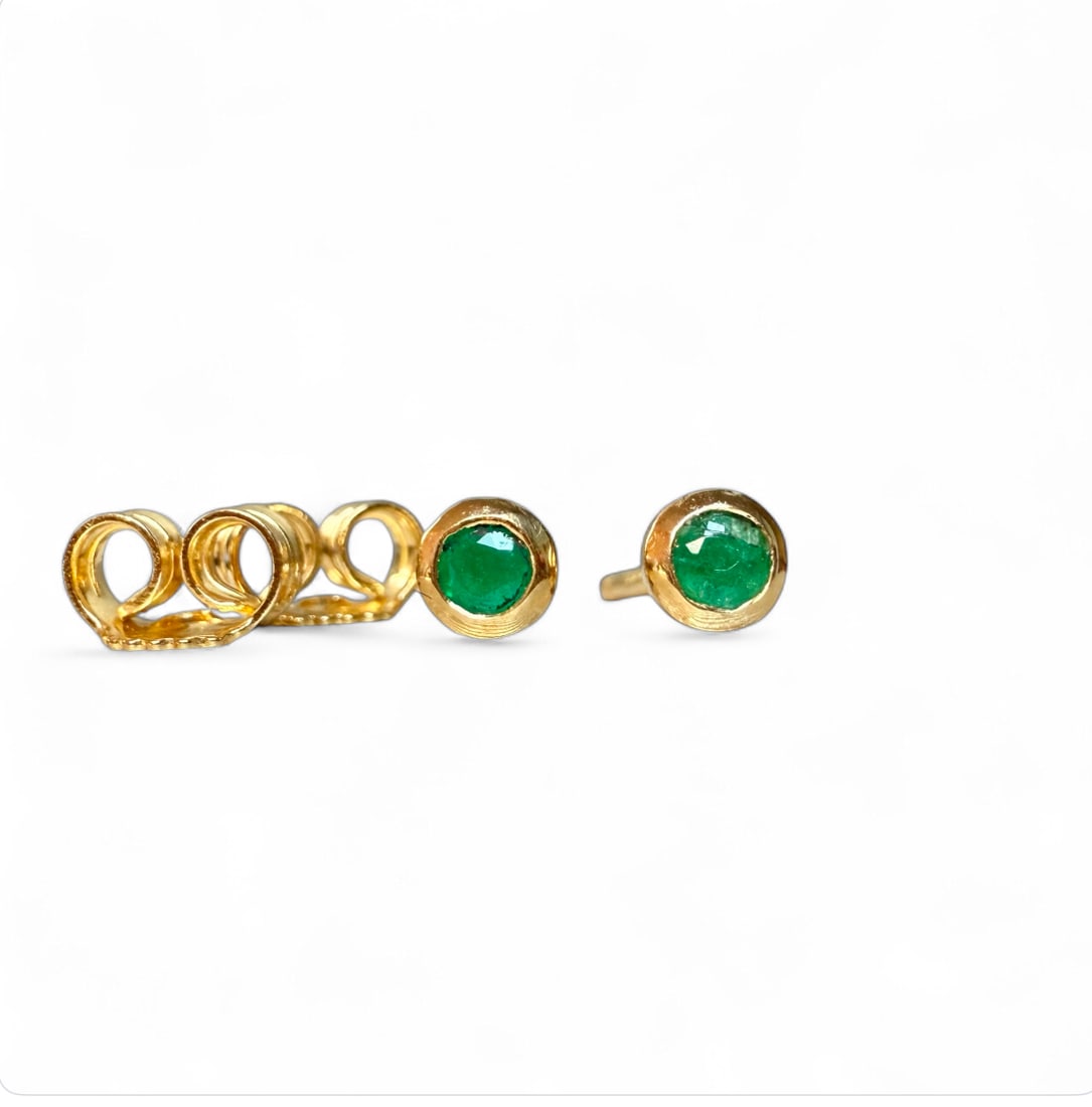 Elegant 0.20ct Genuine Muzo Colombian Emeralds small stud earrings set on 18K solid gold: Elegant 0.20ct Genuine Muzo Colombian Emeralds small stud earrings set on 18K solid gold These delicate artisanal earrings are a Made in italy, brand new set with Authentic 0.20ct Colombian Muzo mine 