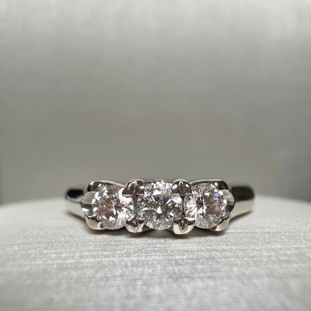 Wonderful Classic 0.45ct Trilogy Diamond Engagement Ring set on 18k solid gold: Wonderful Classic 0.45ct Trilogy Diamond Engagement Ring set on 18k solid gold 0,45ct natural diamonds Size: US 7,5 SKU: 78/20E Our company's certification is available for free, upon request If you w