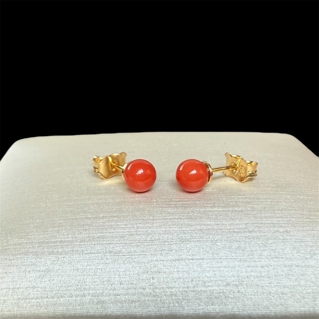Cute 18k solid gold Kids Earrings with red Coral: Cute 18k solid gold Kids Earrings with red Coral weight: 1.0gr SKU: 8B Our company's certification is available for free, upon request If you wish to receive any other international lab certification,