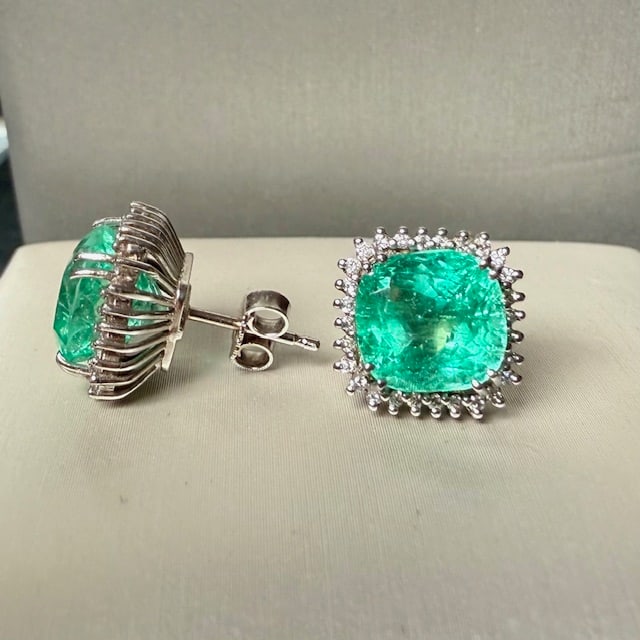 Wonderful wow Green 7.37ct Cushion Colombian Emerald stud Earrings enriched with natural diamonds: Wonderful wow Green 7.37ct Cushion Colombian Emerald stud Earrings enriched with natural diamonds all set on 18k Solid Gold Made in Italy in 18K solid gold Emeralds weight: 3.72ct + 3.65ct SKU: 17-18/