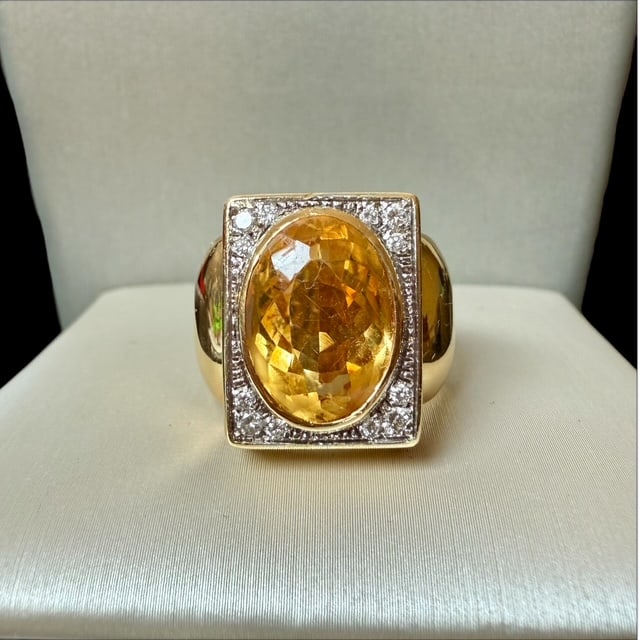 Exquisite 12.8gr 18k solid gold Citrine and Diamonds Ring: Exquisite 12.8gr 18k solid gold Citrine and Diamonds Ring Weight: 12.8gr Ring Size: US 7 Citrine size: mm 15x11 12 x natural Diamonds SKU: 126 Our company's certification is available for free, upon r