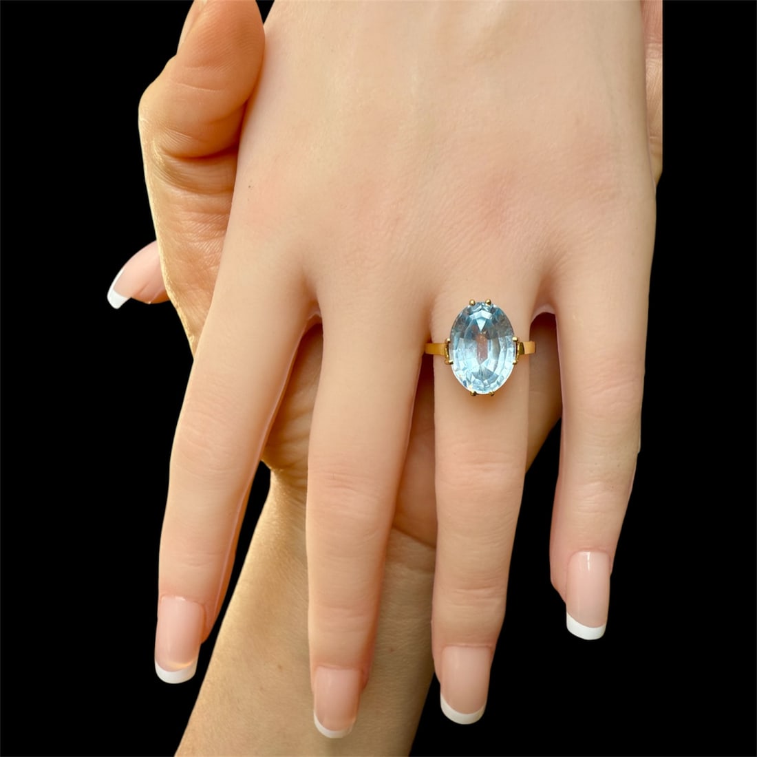 Wonderful Art Deco 18k solid gold Aquamarine Ring: Wonderful Art Deco 18k solid gold Aquamarine Ring Ring weight: 3.7 Ring size: US 8 Aquamarine size: mm13.8 x 9.8 SKU: 130 Our company's certification is available for free, upon request If you wish to