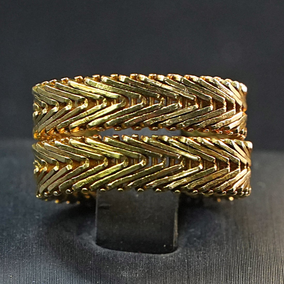 Sophisticated Yellow 18K Gold Double-Band Ring with Intricate Herringbone Detailing, 10.29gr: Sophisticated yellow 18K gold ring featuring a double-band design with elegant herringbone pattern craftsmanship, creating a refined and textured appearance. Its artful weaving detail adds a modern ye