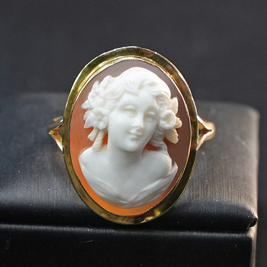 Vintage 18kt Yellow Gold Cameo Ring with Hand-Carved Maiden Profile, 4.49 gr: Vintage 18kt yellow gold ring featuring a finely hand-carved cameo portraying a young woman?s profile, crafted with classic artisanal detail and timeless appeal. Weight: 4.49 gr. Ring Size: US 9 SKU B