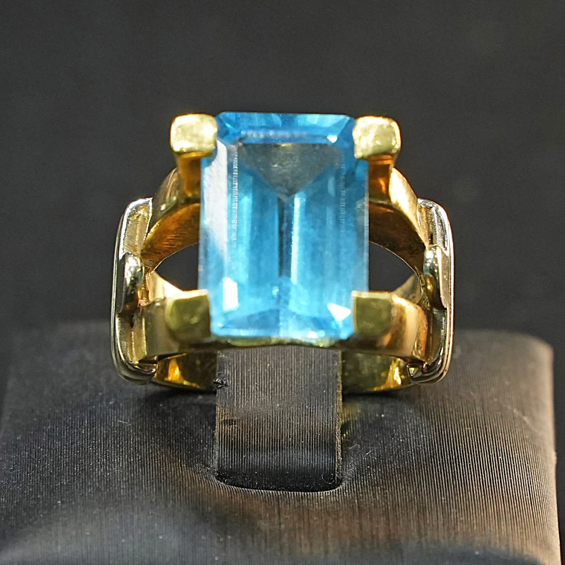 Striking 18kt Yellow Gold Double Band Ring with a vivid rectangular Turquoise Quartz, 12.83 gr: Striking 18kt yellow gold ring featuring a vivid turquoise quartz centerpiece set on a distinctive double band structure. The bright stone and layered gold design create a luminous visual impact with 