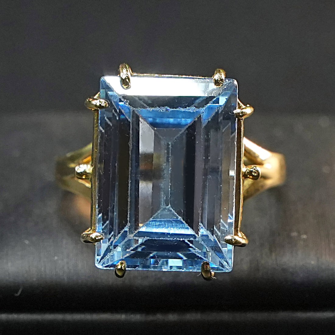 An Ethereal blue Quartz is set on this 18kt Yellow Gold Ring, 6.23 gr: 18kt yellow gold ring set with a rectangular blue quartz displaying a light, airy tone and a refined transparency. The clean geometry of the stone pairs with a delicate visual balance, giving the jewe