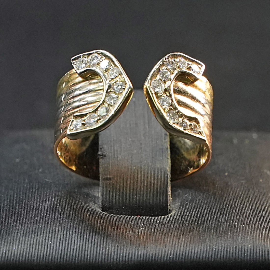 18kt Yellow, White, Rose Gold Ring with 18 Diamonds 0.36ct tot. with a Wide Band Design, 3.73 gr: 18kt tri-color gold ring featuring a wide band with a specular design, elegantly combining yellow, white, and rose gold. The arrangement is adorned with 18 sparkling diamonds, creating a harmonious bl