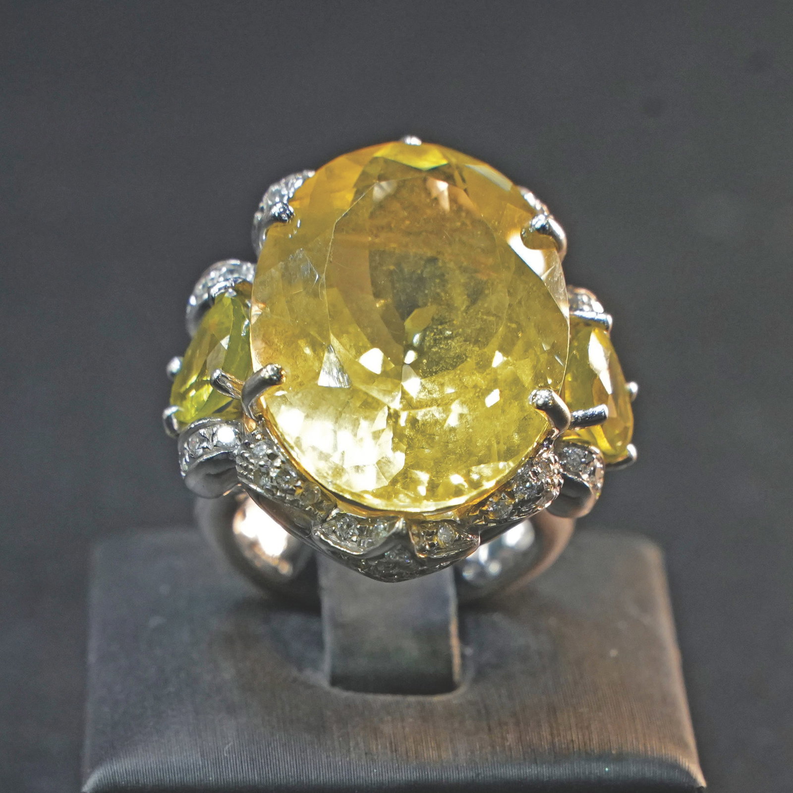 A radiant 18kt White Gold Ring with Vibrant Central and side Citrines with Diamonds, 26.64 gr (1 of 4)
