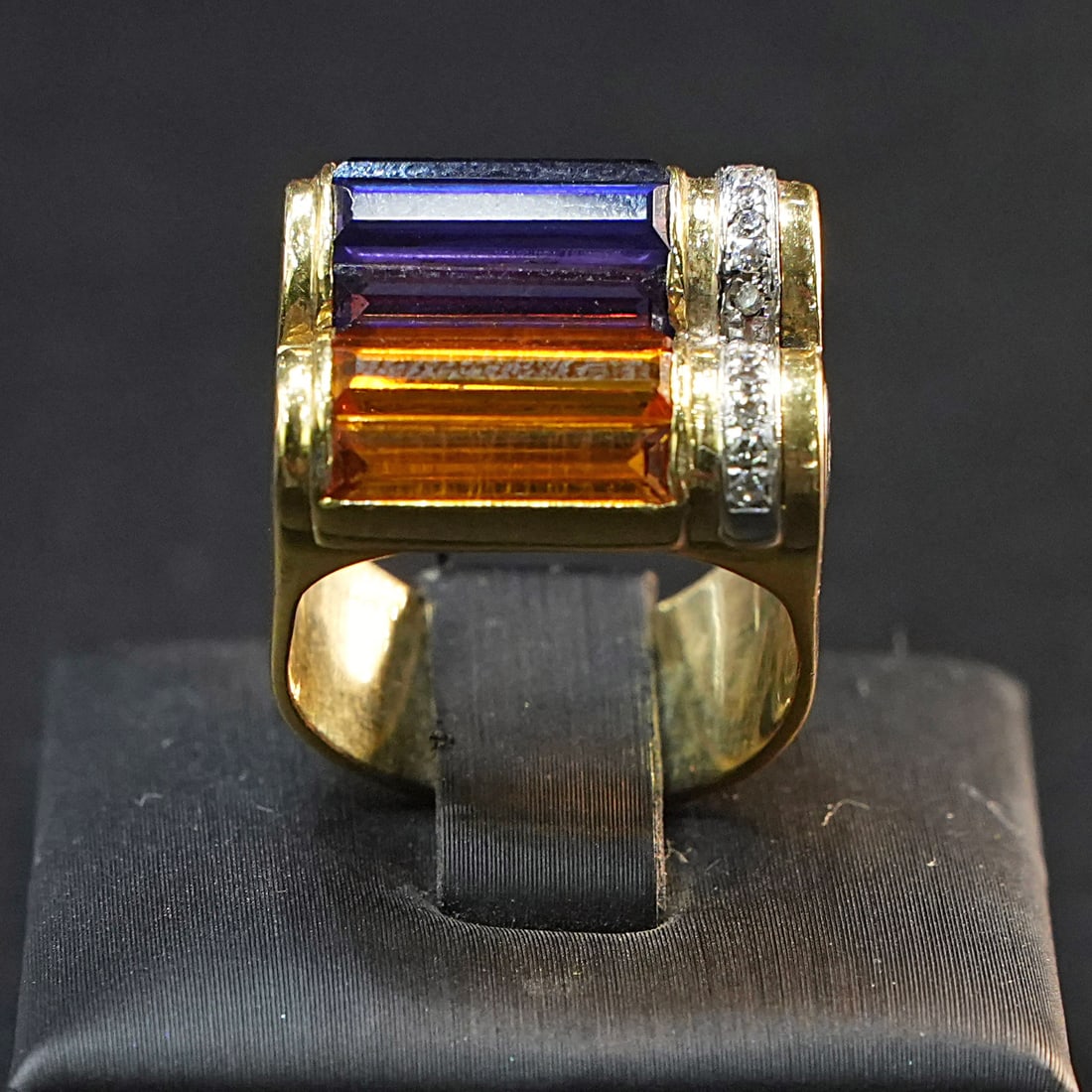 Stylish 18kt Yellow Gold Ring with wide Orange and Purple Quartz sided by 0.24ct Diamonds, 13.39 gr: Stylish 18kt yellow gold ring featuring a wide orange quartz and a wide purple quartz, each sided by a sparkling circle of diamonds. This unique and colorful design highlights a bold yet refined aesth