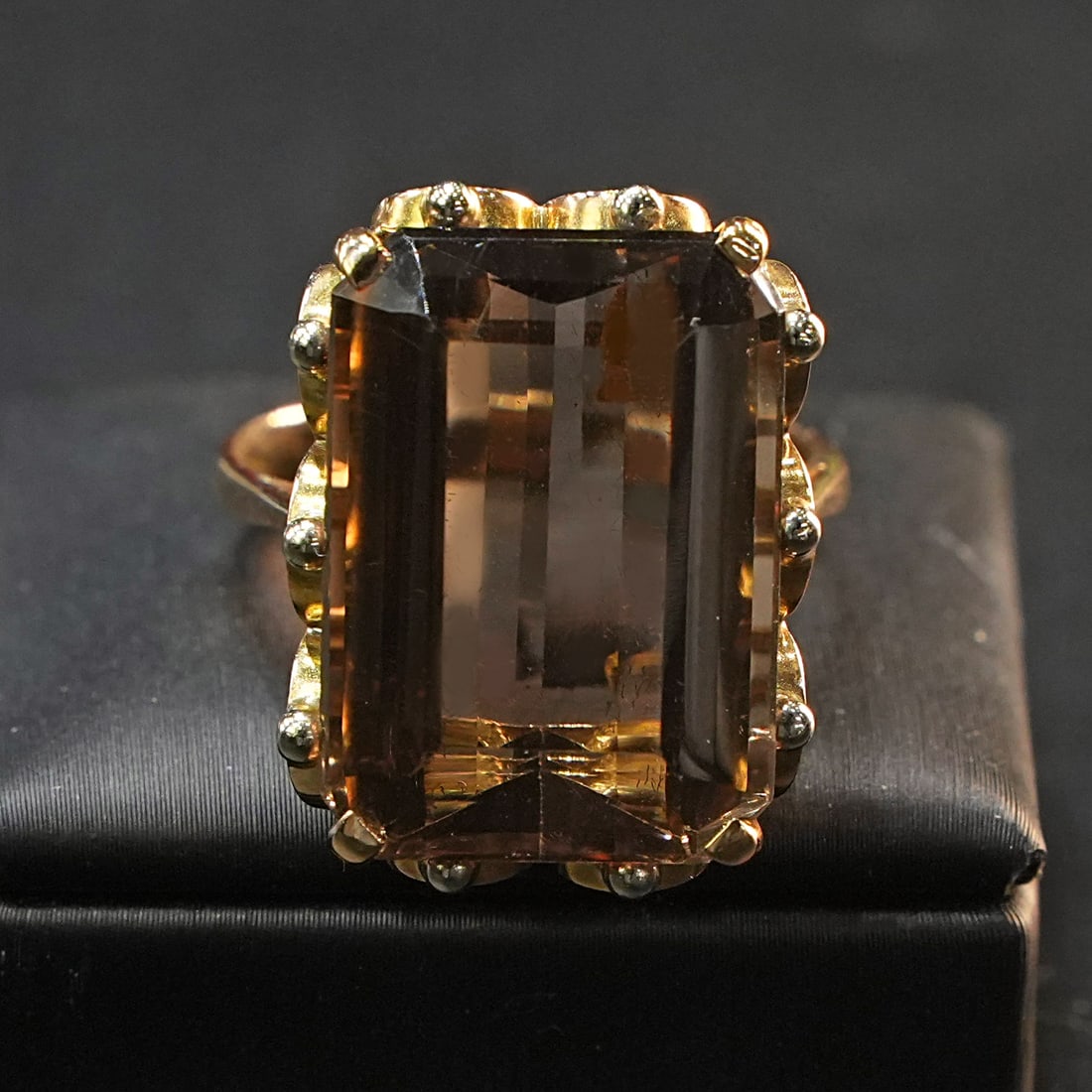 Captivating 18kt Yellow Gold Ring with a Large Smoky Quartz Featuring Rich, Earthy Hues - 9.17 gr: Captivating 18kt Yellow Gold Ring with a Large Smoky Quartz Featuring Rich, Earthy Hues - 9.17 gr