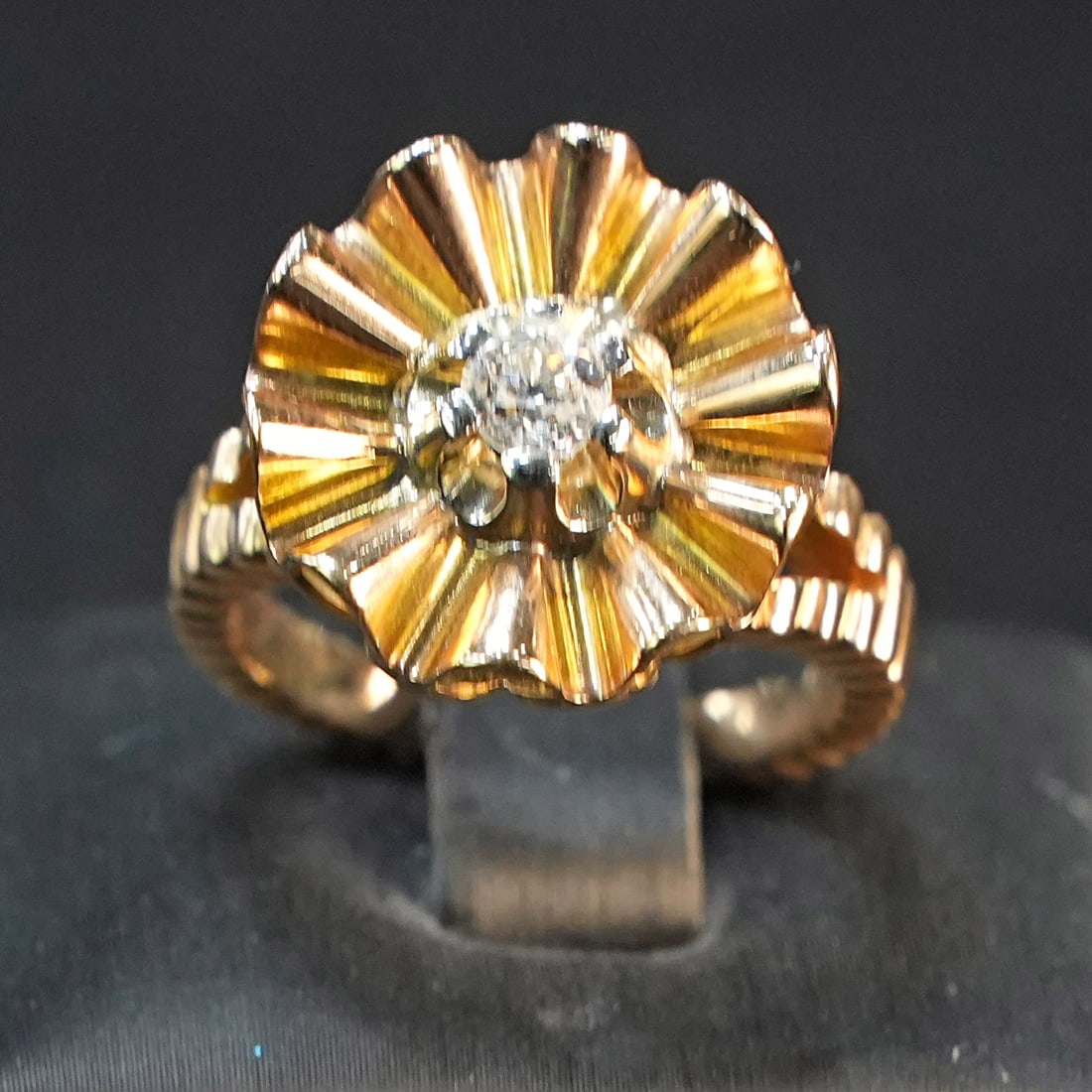 Vintage 18K Yellow Gold Ring with Radiant Bloom Motif and Central 0.25ct Diamond, 9.40gr: Vintage 18K Yellow Gold Ring with Radiant Bloom Motif and Central 0.25ct Diamond, 9.40gr