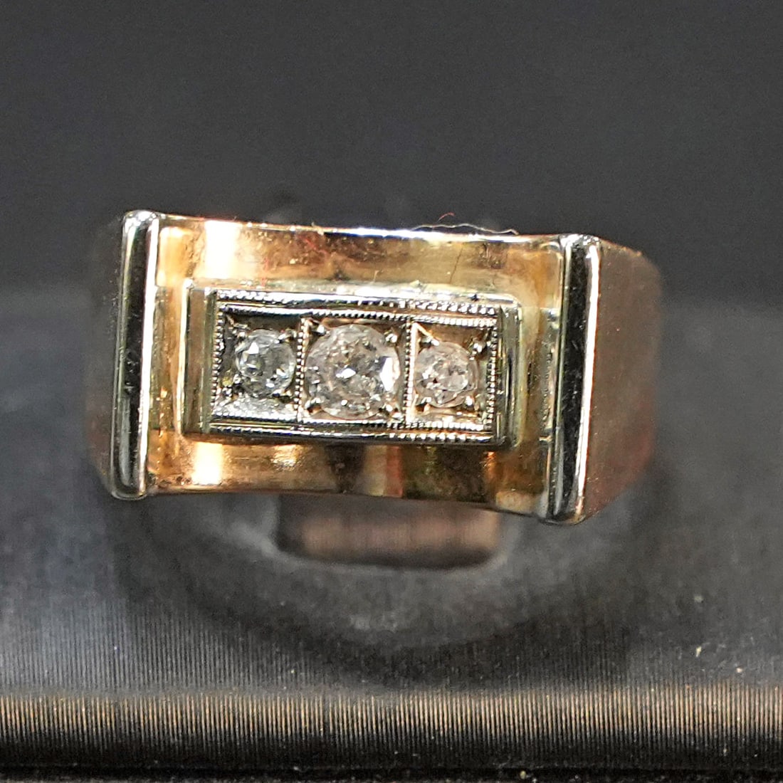 Art Deco 18K Yellow Gold Ring with Sculpted Band and three 0.28ct tot. Diamond, 7.53gr: Art Deco 18K yellow gold ring featuring a sculpted, slightly concave band that captures light with elegance. The central rectangular cartouche, detailed with fine milgrain, holds a row of three diamon