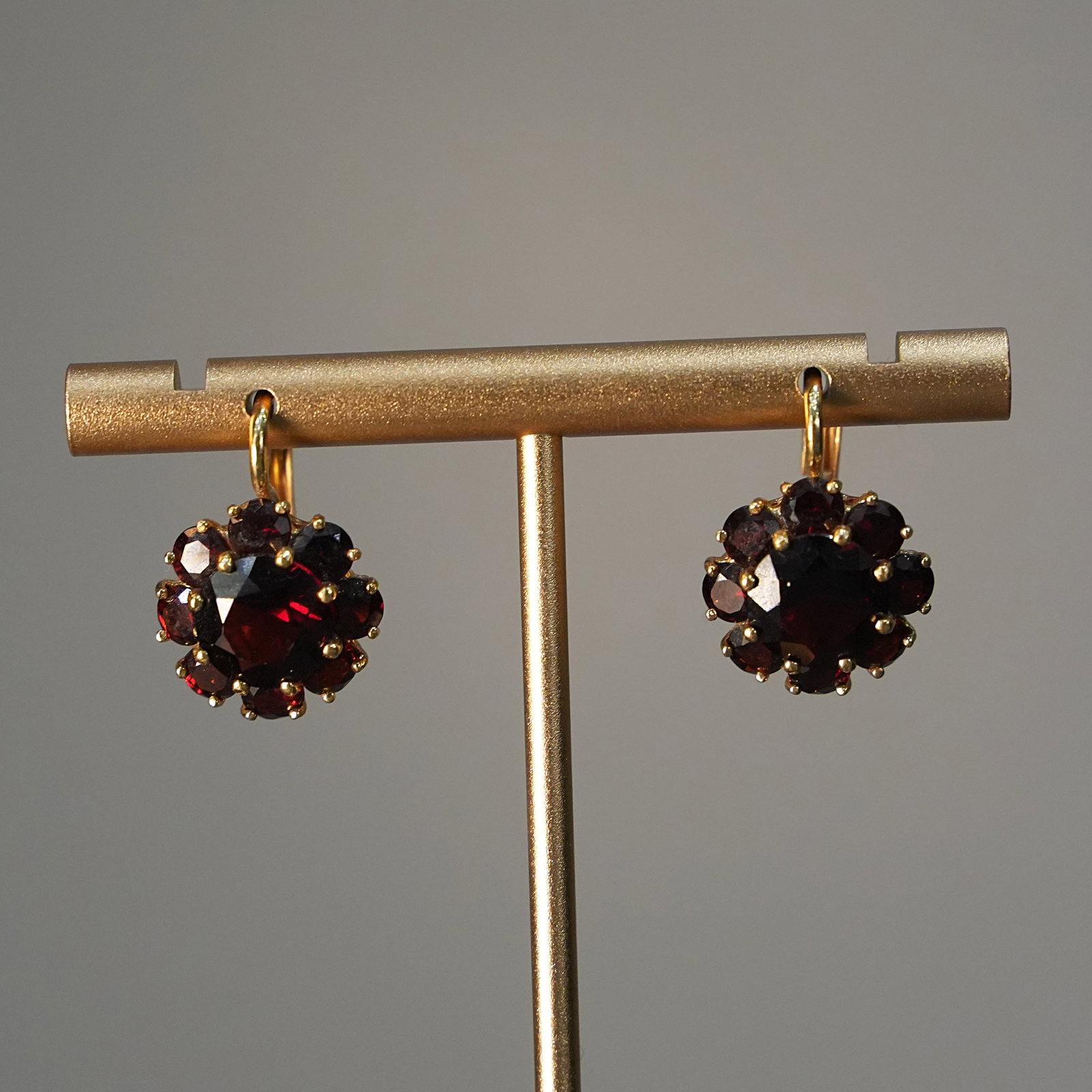 Traditional Vintage 18K Yellow Gold Leverback Rosette Earrings with Garnets, 7.14 gr: Elegant leverback earrings crafted in solid 18K yellow gold, featuring a timeless rosette motif inspired by traditional and vintage jewelry aesthetics. The balanced design highlights the rich tone of 