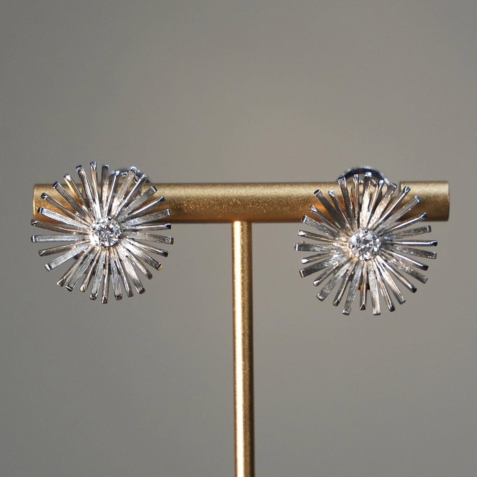 Vintage-inspired 18K White Gold Clip Earrings with n. 2 Diamonds 0.48 ct total, Gold Post, 7.52 gr (1 of 5)