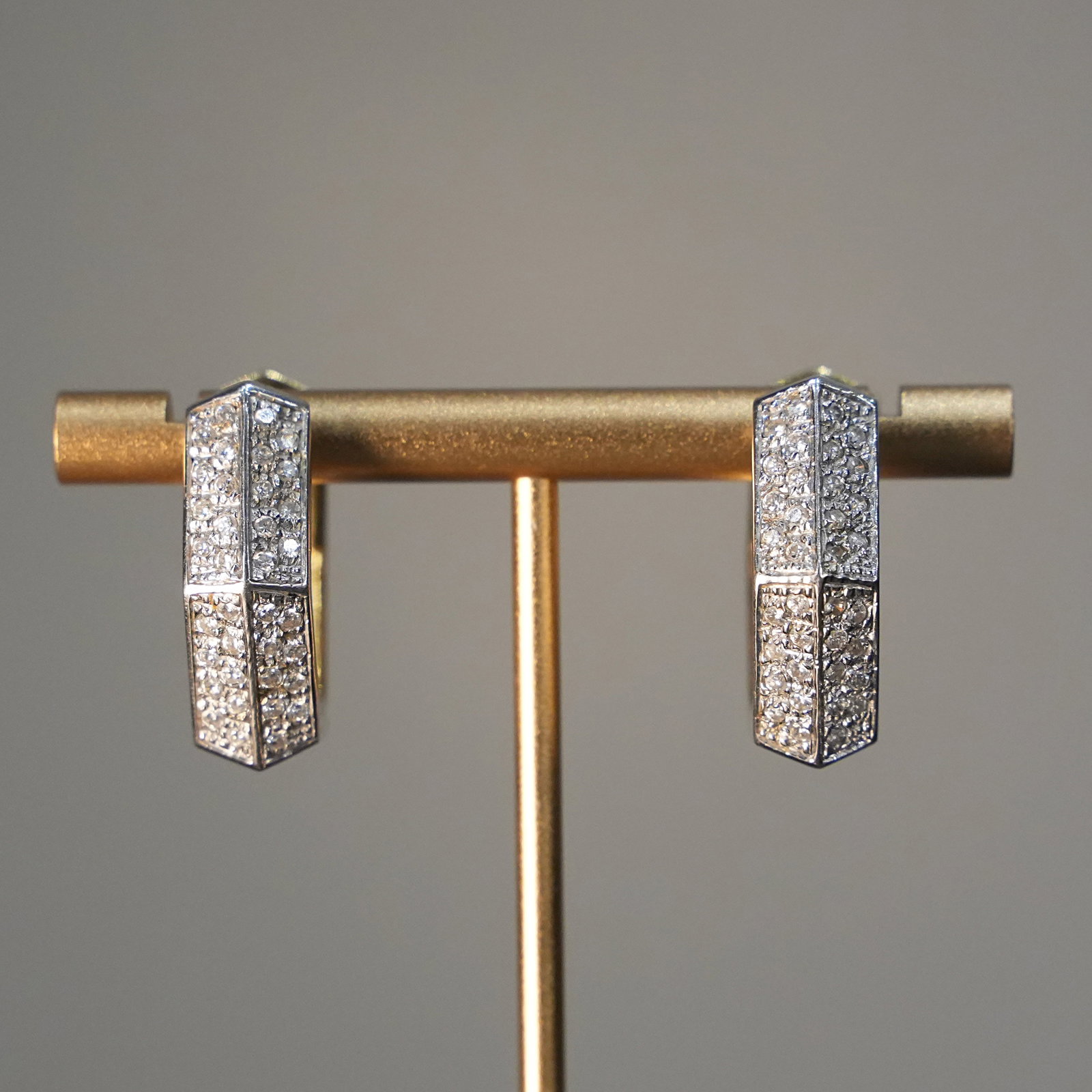 18K White and Yellow Gold Geometric Clip Earrings with Diamond-Studded Design 16.59 gr: Striking two-tone earrings crafted in 18K white and yellow gold, featuring a geometric design entirely diamond-studded for a brilliant sparkle. The clean, modern lines combine with shimmering diamonds