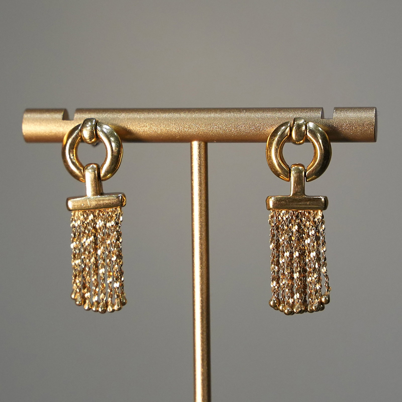 18K Yellow Gold Fringe Drop Earrings with Butterfly Back, Elegant Chain Tassels, 9.68 gr: Refined yellow gold earrings crafted in 18K, featuring a circular base from which delicate chains cascade to form a luminous fringe effect. The dynamic design sways gracefully, adding movement and sop
