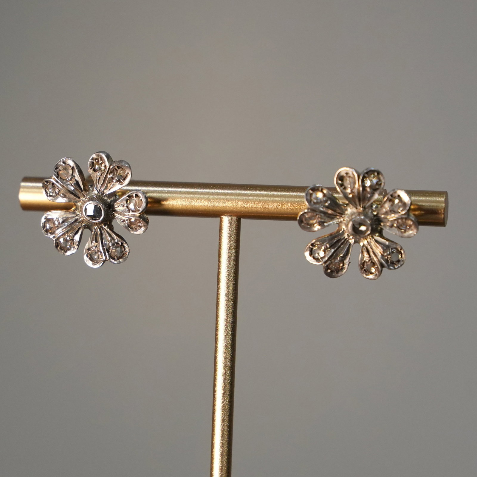 18K Yellow Gold and Silver Floral Stud Earrings with Old-Cut Diamonds 0.82ct, Post Closure, 5.17 gr: Refined floral-inspired stud earrings crafted in 18K yellow gold and silver, featuring a timeless artistic design enhanced by sparkling old-cut diamonds. These elegant earrings secure comfortably with