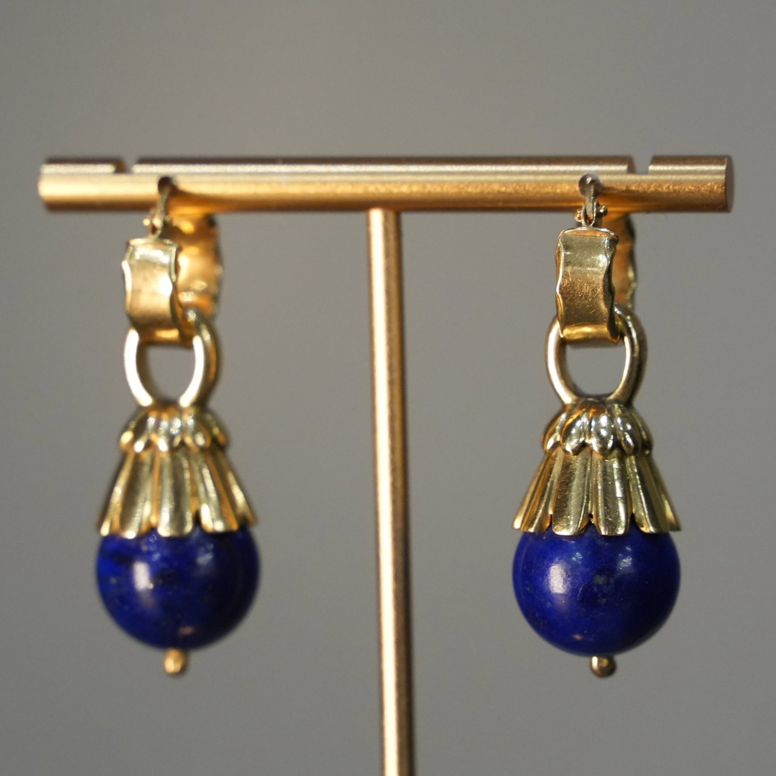 Retro Style 18K Yellow Gold Hoop Earrings with Lapis Lazuli Drop Pendants 21.27gr: Retro Style drop earrings crafted in 18K yellow gold, designed with delicate hoop elements and lapis lazuli pendants. Each teardrop stone is topped by an 18K yellow gold cap worked with precise fluted