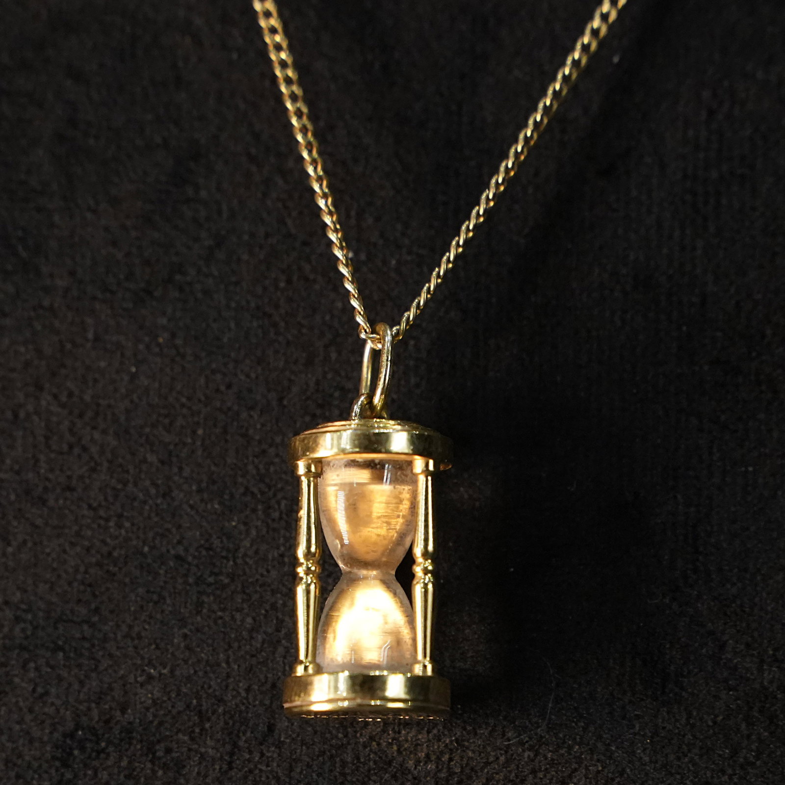 Unique Tiffany & Co Signature Hourglass Pendant in 18kt Yellow Gold and Rock Crystal, 7.58gr: Unique Tiffany & Co Signature hourglass pendant crafted in 18kt yellow gold, featuring a finely detailed three-column frame protecting the central rock crystal, blending high jewelry craftsmanship wit
