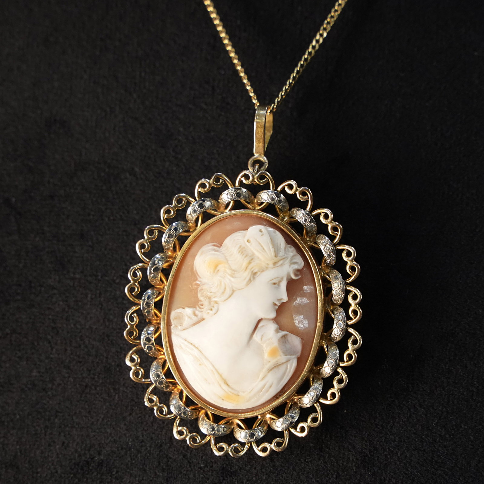 Artistic and Rare 18kt Yellow Gold Cameo Pendant and Brooch with Sculpted Female Profile, 5.10gr: Artistic and rare 18kt yellow gold cameo pendant and brooch featuring a delicately carved sardonyx shell cameo with an elegant female profile, celebrating classical beauty and timeless romantic artist