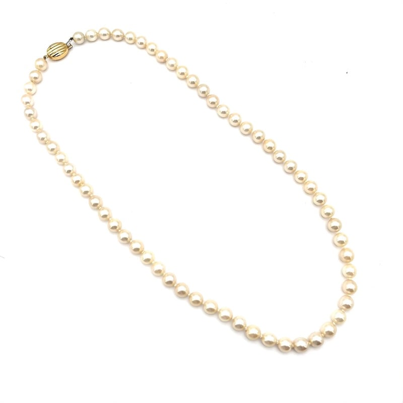Akoya pearl necklace - 9-9.5 mm - 64 cm; 77.51 g: Fabulous, classic and unfailing necklace of large, spherical Akoya pearls 9-9.5 mm in diameter. 18kt yellow gold fluted clasp. An enchanting strand of white pearls at a bargain price, at once elegant,
