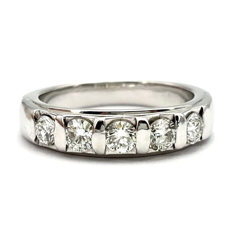 Wedding ring/riviera brilliants and white gold - 0.42/52 ct; 6.79 g: A comfortable, off-white 18 kt white gold wedding band/riviera with 5 brilliants for 0.42/0.52 ct total, mounted on smooth track and bars as spacers. A timeless, precious and truly very comfortable ri