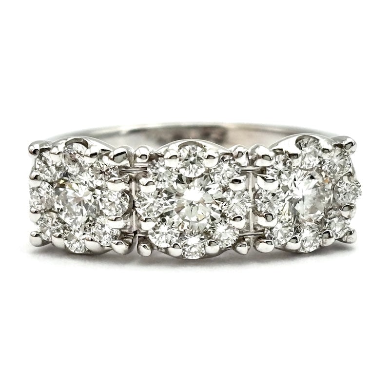 Trilogy ring with 3 circular daisies of brilliants and gold - 0.60 ct; 5.19 gr.: A romantic variant with a jaw-dropping light effect for a white, immortal, sly ring! Trilogy ring in 18 kt white gold with circular daisies of diamonds for 0.60 ct total F color and VS clarity. A spar
