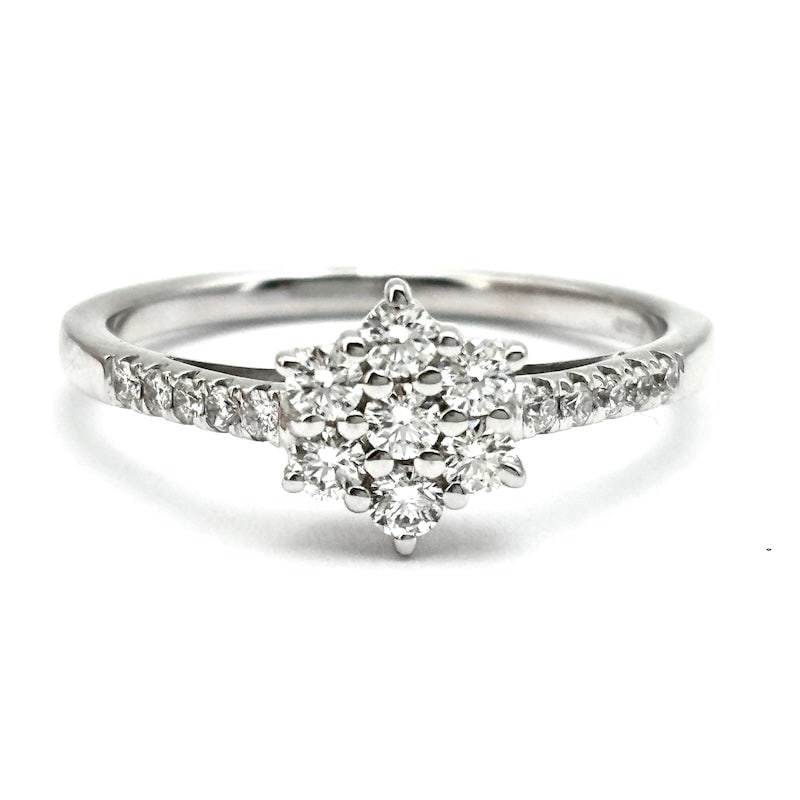 White gold and diamond flower ring; 0.44 ct ; 2.72 gr.: A bright, highly prized and eternal diamond flower! Circular daisy ring in 18 kt white gold with 0.44 ct total brilliant-cut diamonds between flower and shank-front diamonds. An eternal, must-have won