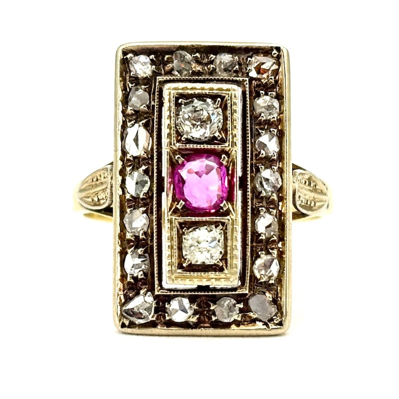Vintage rectangular diamond and ruby patch ring; 5.07 gr.: Fabulous antique (1940s-50s) rectangular patch ring in 18 kt yellow gold, with masterfully mounted diamonds on silver and trilogy of double diamond and central ruby. Super vintage jewelry of great cha