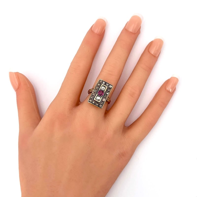 Vintage rectangular diamond and ruby patch ring; 5.07 gr. - 3