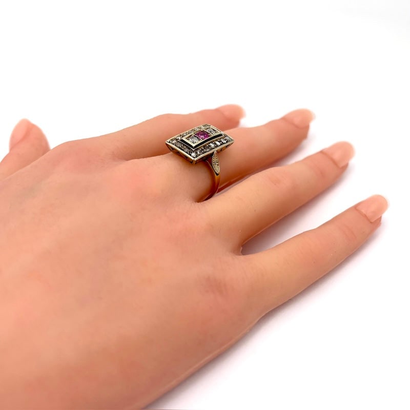 Vintage rectangular diamond and ruby patch ring; 5.07 gr. - 5