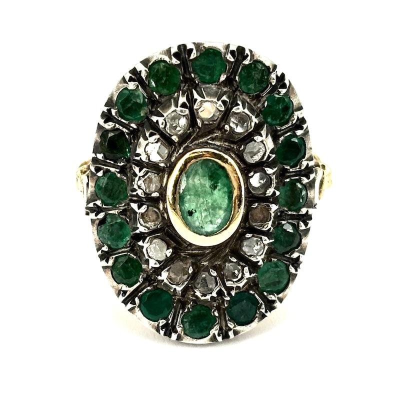 Vintage Florentine saddle ring, emeralds, diamonds and gold; 7.72 gr.: An unmissable and iconic vintage antique style ring pattern at an exceptional price! Oval Florentine saddle ring in 18 kt yellow gold, with emeralds and diamonds mounted on sterling silver. A true