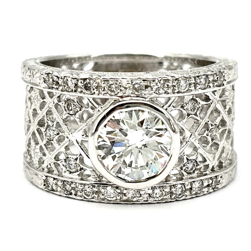 Handcrafted solitaire band ring, buccellati style, pierced white gold and solitaire 1.29 ct: WOW Occasion!!! Stunning and not-to-be-missed 18 kt white gold band ring pierced in the tradition of the highly sought-after Florentine style with purest certified solitaire of no less than 1.29 ct H