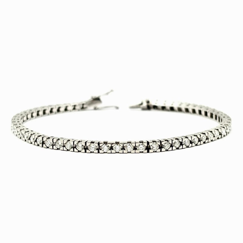 White gold and diamond tennis bracelet - 1.80-2.00 ct; 13.27 gr - 17.5 cm: VERY OCCASION!!! Magnificent reconditioned-to-new tennis bracelet in 18 kt white gold, mounting 1.80-2.00 ct total of gorgeous full-round brilliants, set in 4 square griffes on smooth, boxy,