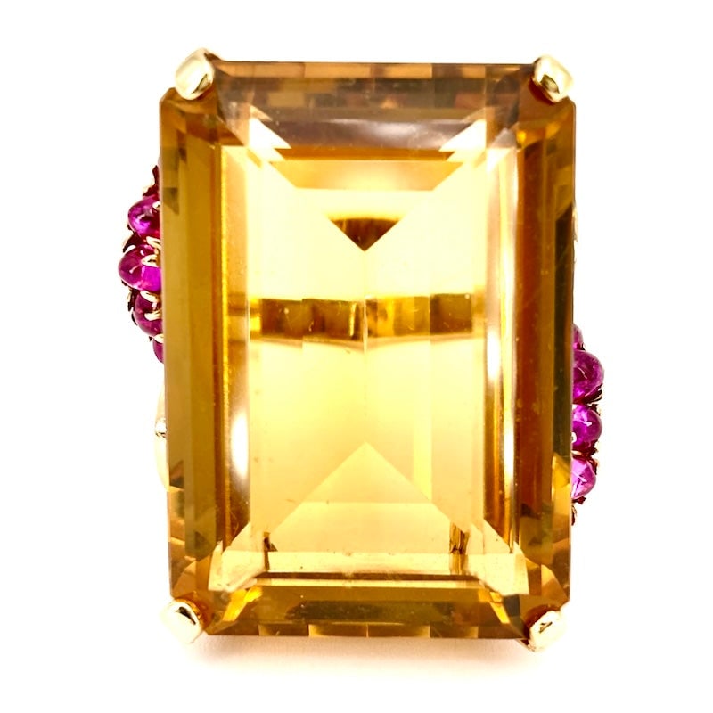 Vintage maxi citrine quartz and ruby cabochon ring, yellow gold; 30.95 gr.: Huge, very special and impressive vintage 18 kt yellow gold ring, with beautiful rectangular citrine quartz set in full light with side scrolls embellished with two rows of cabochon rubies!