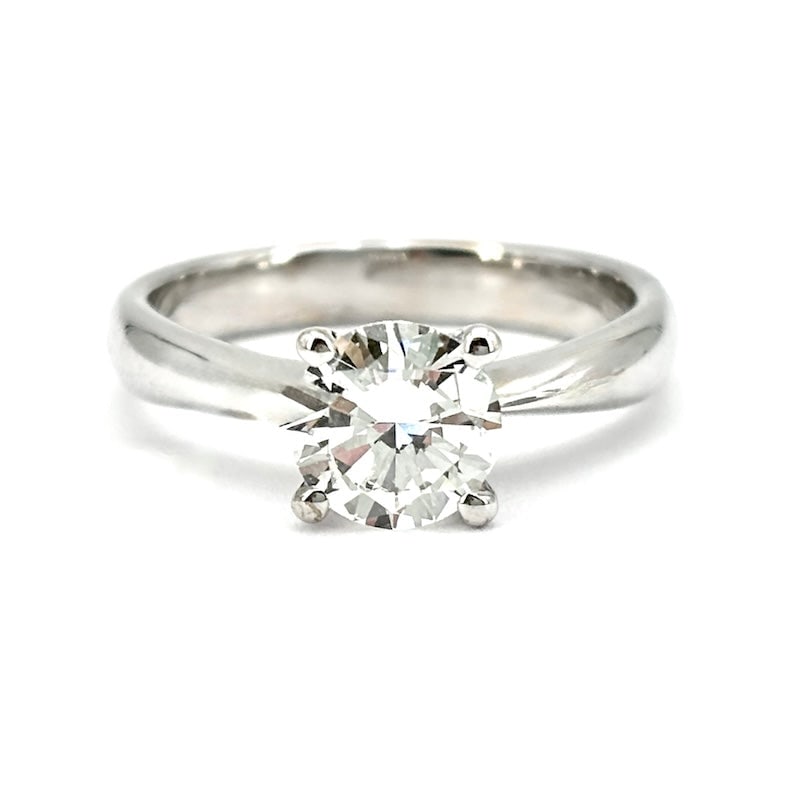 Brilliant solitaire and gold ring - 1.00 ct; 4.19 gr - IGI certified: Stunning large bargain solitaire diamond mounted with 4 griffes on a ring made of 18 kt white gold. The fabulous brilliant-cut solitaire investment diamond weighs 1.00 ct round and is IGI certified.
