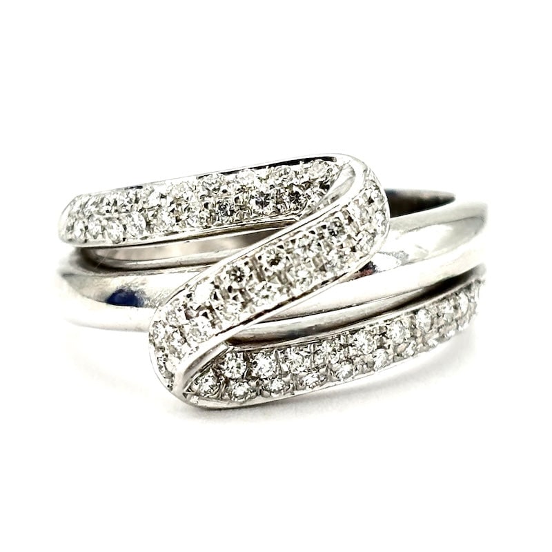 Damiani ring S-shaped diamond band; 1.00-1.10 ct total- 7.6 gr: Magnificent Damiani full set band ring with S of diamonds in 18 kt white gold. Unmistakable design, linear and very bright. An exclusive and universal white jewelry, signed Damiani, offered below cost