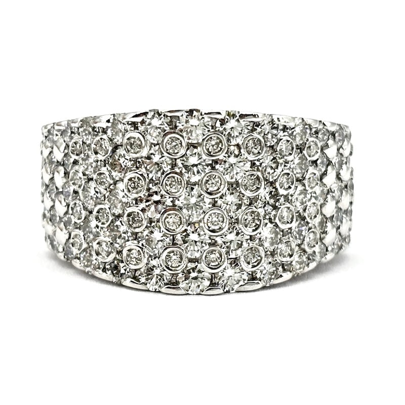 Brilliant bezel ring, solid white gold - 2.61 ct; 13.55 gr.: Enchanting smooth maxi band ring in solid white gold studded with alternately nude and onion-set diamonds for a riot of light. A crazy universal and most comfortable sparkle, but one of rare richness